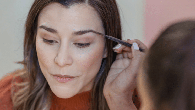 o design de sobrancelhas é a arte de desenhar os pelos para deixar o rosto mais harmônico