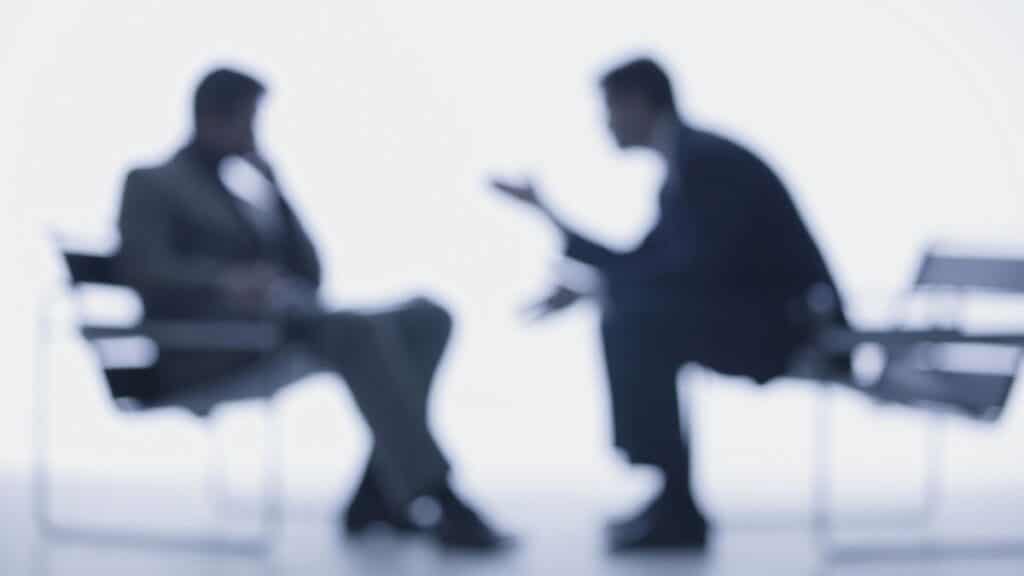 duas pessoas conversando