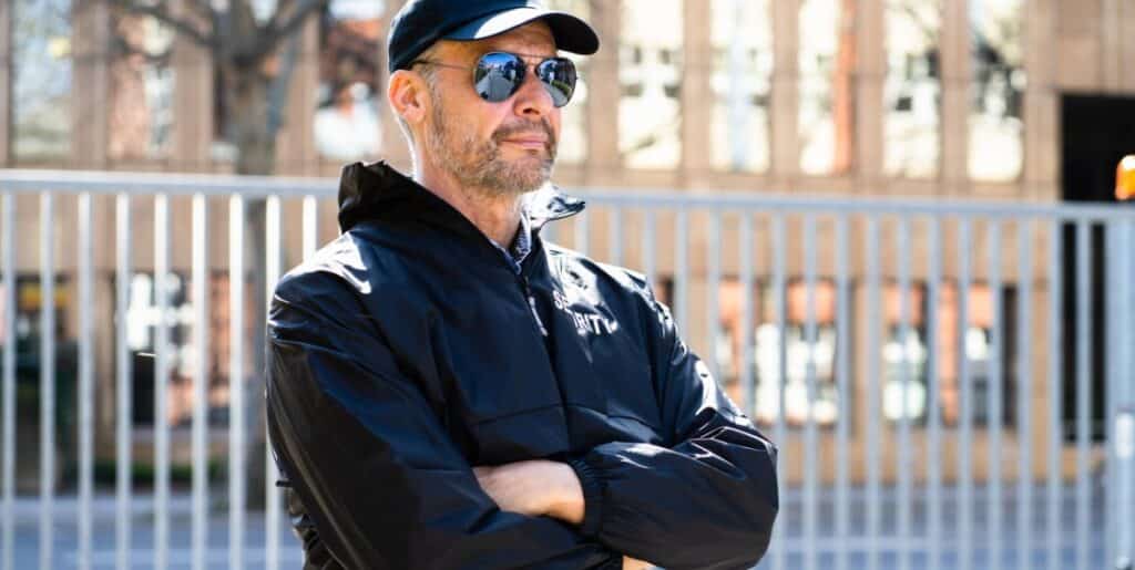 vigia cuidando entrada da escola