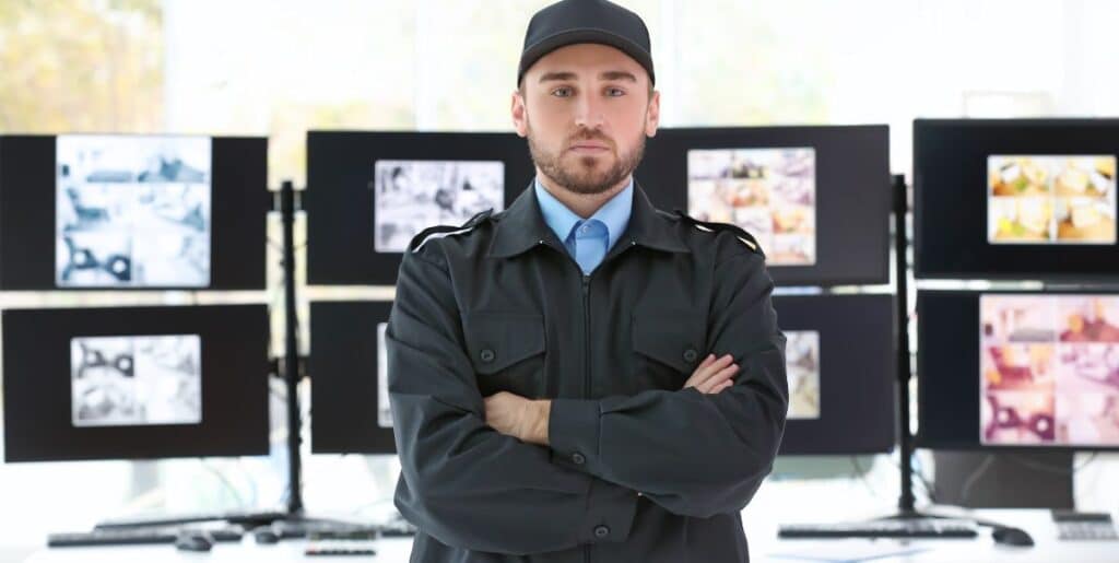 vigia em frente a varias telas de monitoramento