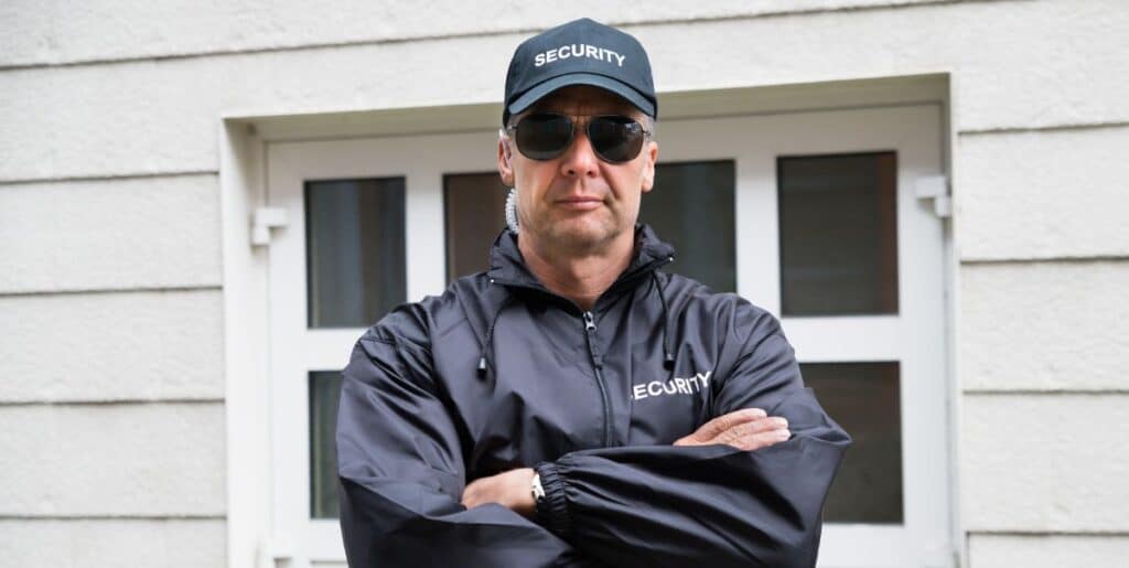 vigia escolar de uniforme