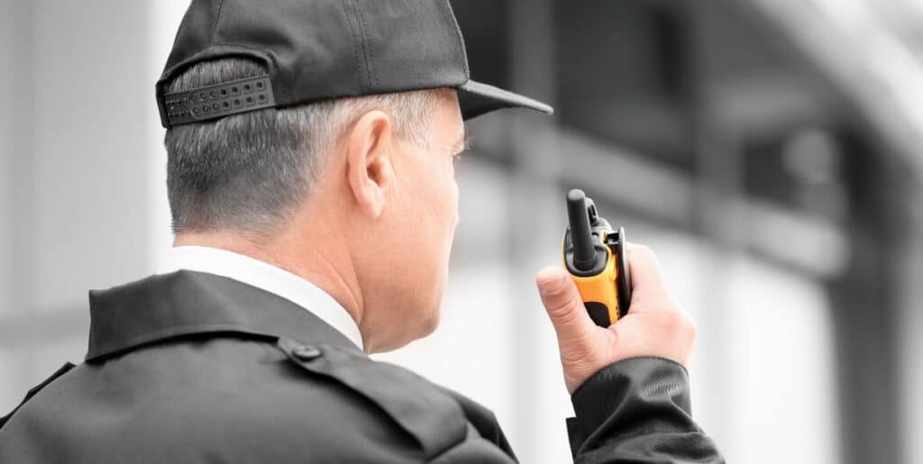 vigia utilizando o radio comunicador