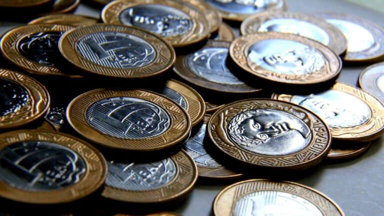 varias moedas bifaciais reunidas