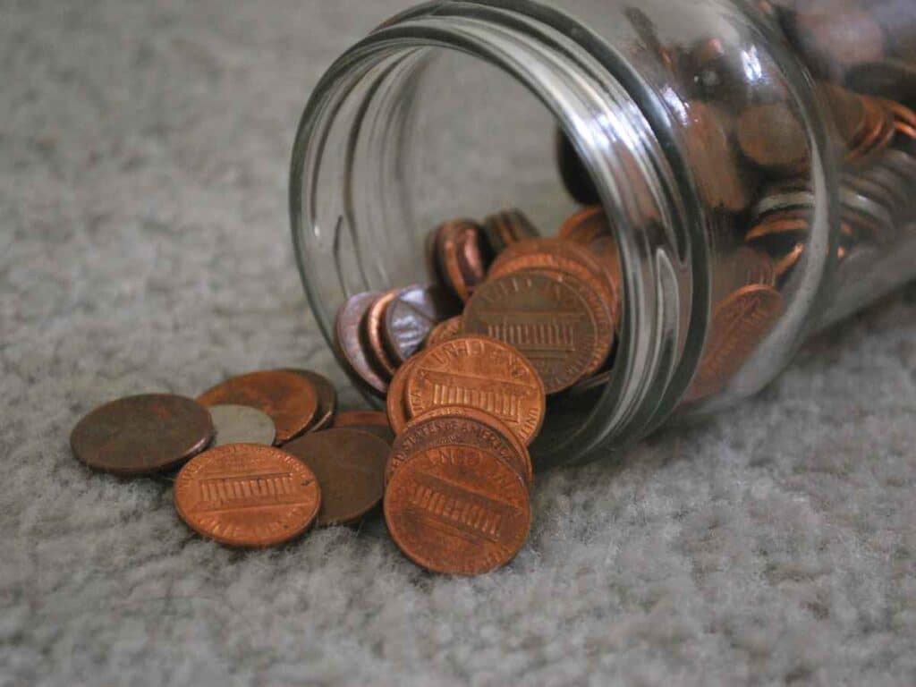 Pessoa analisando as moedas antigas que estavam guardadas em sua casa.