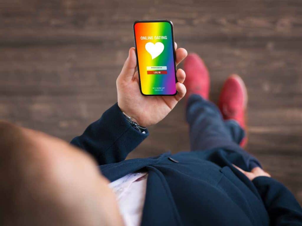 Homem se cadastrando em aplicativo de namoro voltado para o público lgbtqiapn +