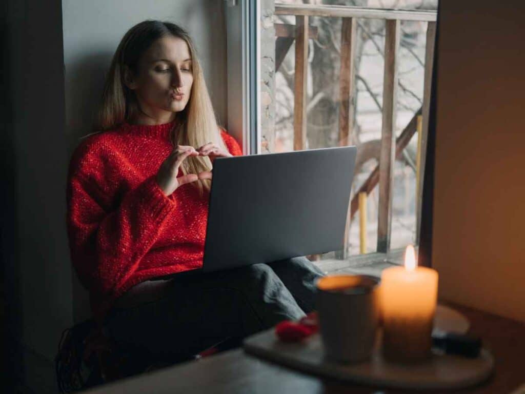 Mulher em chamada de vídeo por aplicativo.