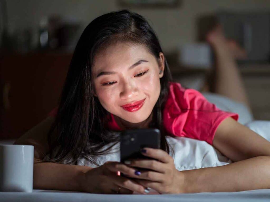 Mulher escolhendo qual o seu aplicativo ideal.