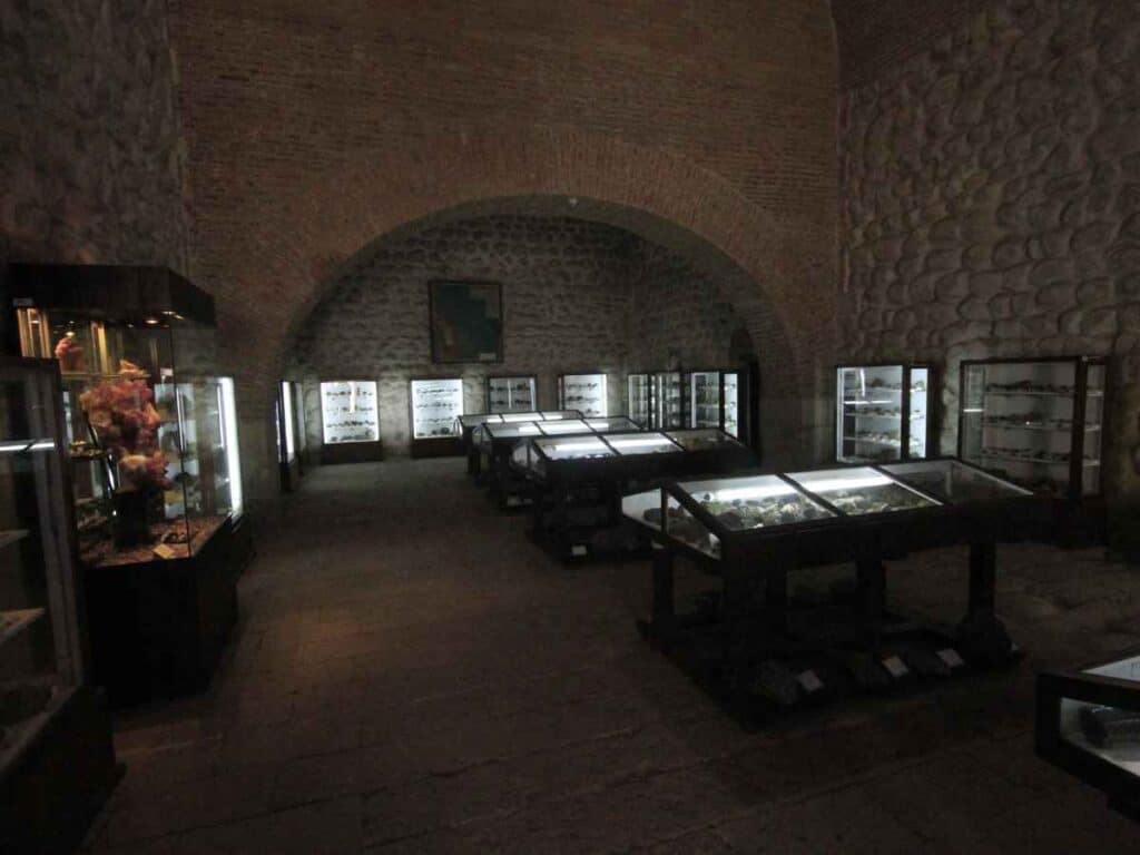 Sala de exposição de moedas raras em um museu.