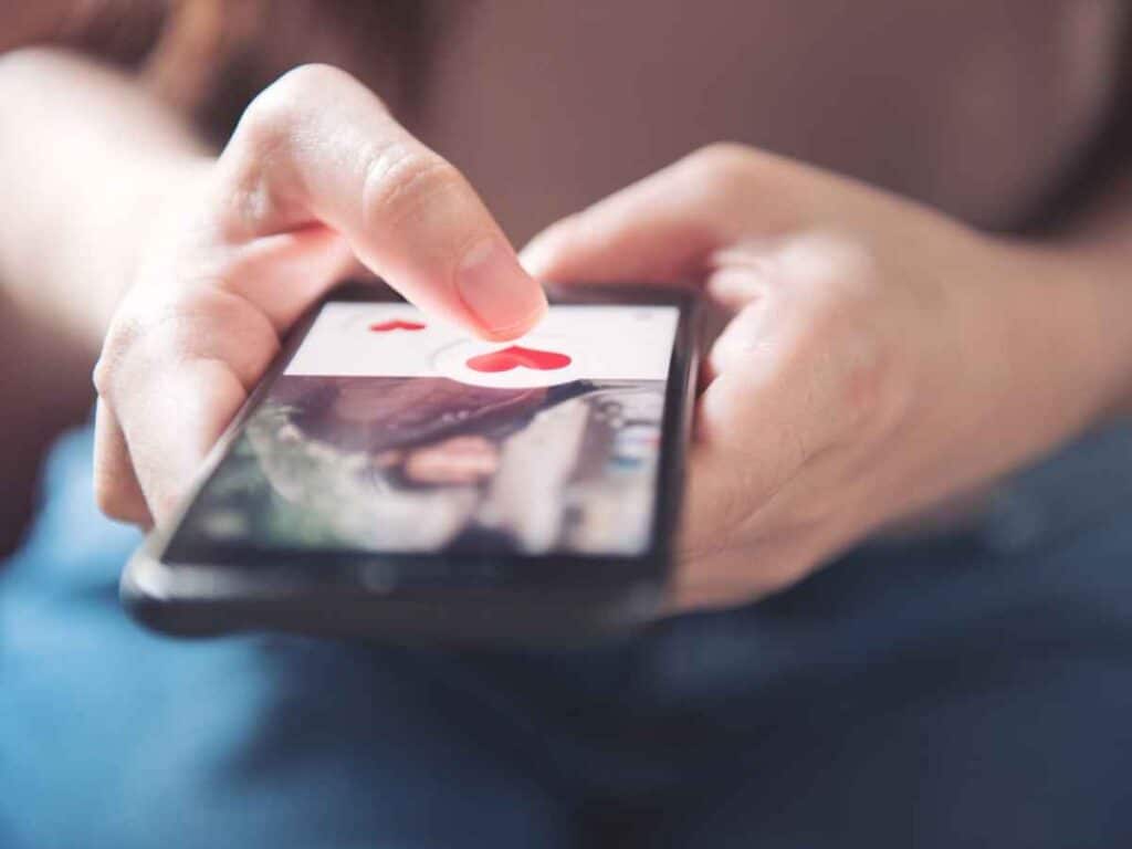 Usuário utilizando a mecânica de deslizar do Tinder, após o ápice dos aplicativos de namoro.