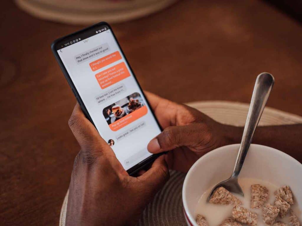 Usuários de aplicativo de namoro trocando mensagens sobre relacionamento aberto.