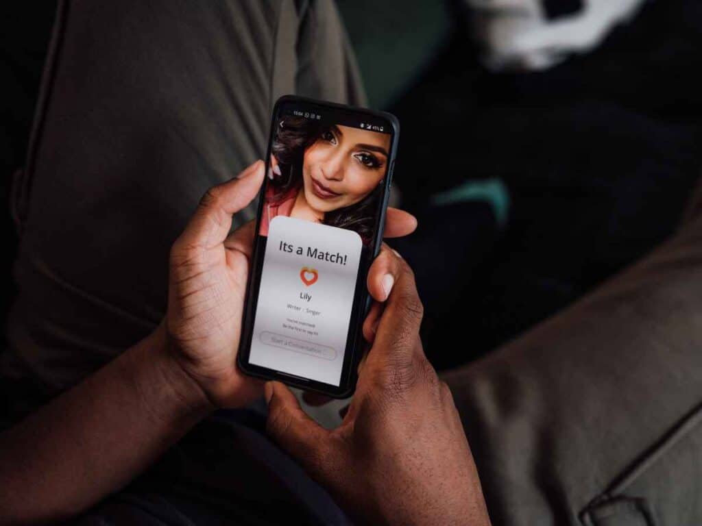 Usuários de aplicativo de relacionamento que deram "match".
