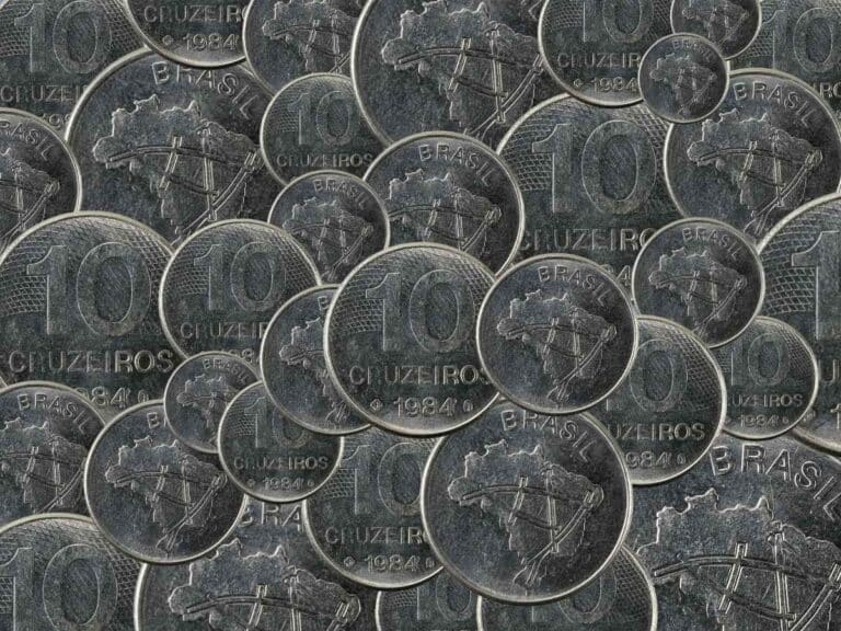 Amontoado de moedas de 10 Cruzeiros.