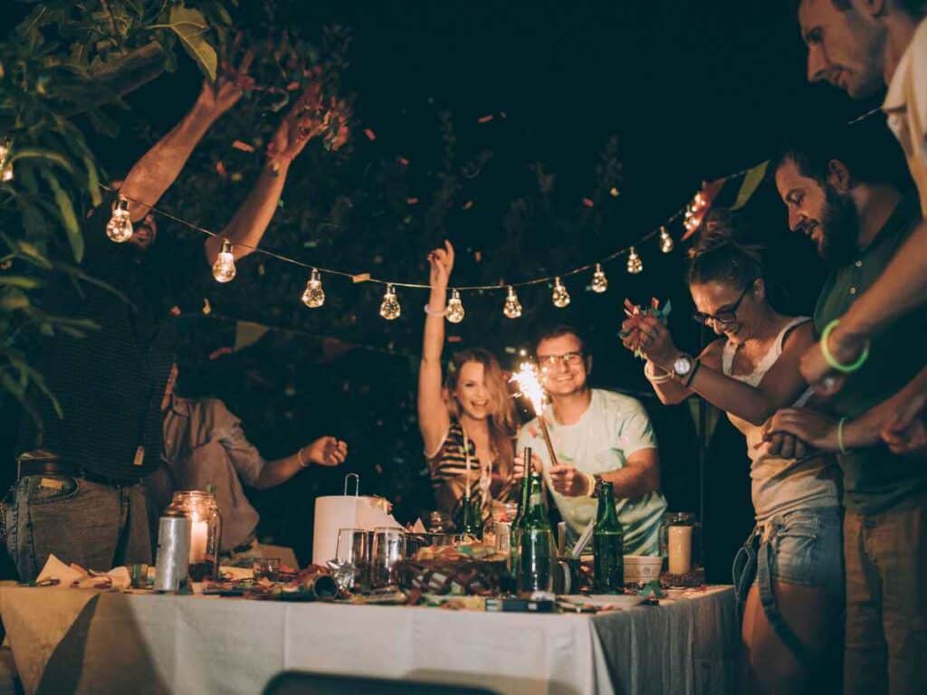 Mulher comemorando o início de um novo ciclo e o fim do seu inferno astral com a chegada do seu aniversário.