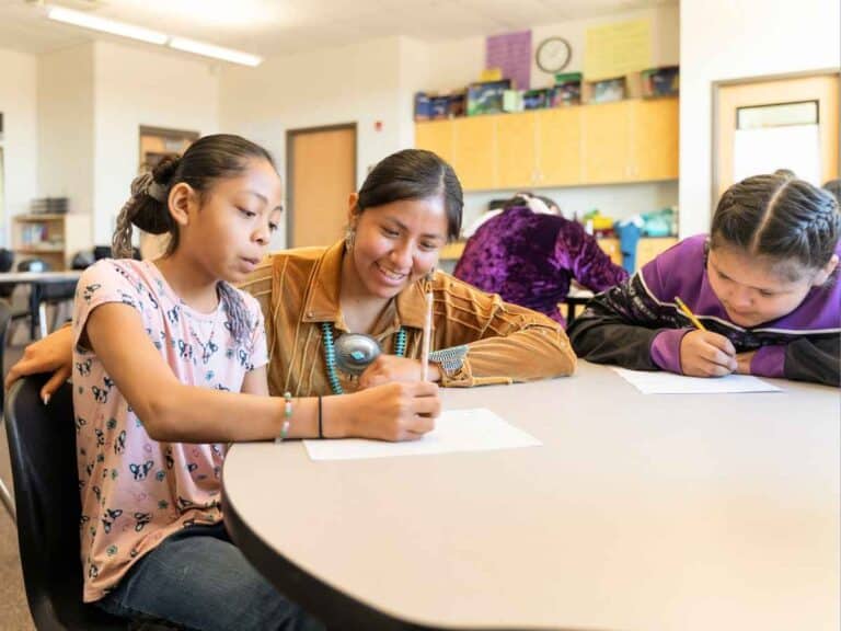 Crianças estudando os termos indígenas que estão presentes em nosso vocabulário.
