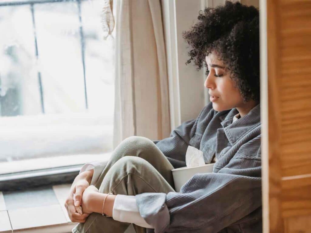 Mulher, regida por aquário, agindo de forma mais introspectiva por estar passando pelo seu inferno astral.