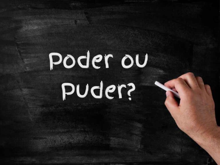 Mão escrevendo em uma lousa preta com giz branco a frase “Poder ou Puder?”