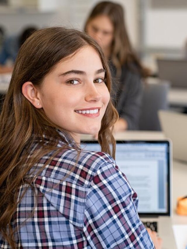 cropped garota adolescente jovem computador livro canva.jpg