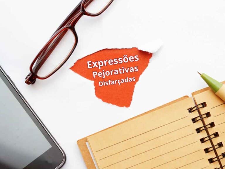 Papel rasgado mostrando o escrito: Expressões Pejorativas Disfarçadas, o fundo é laranja e a letra é branca.