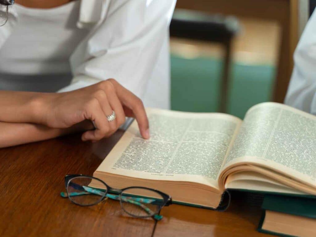 Mulher pesquisando palavras em um dicionário