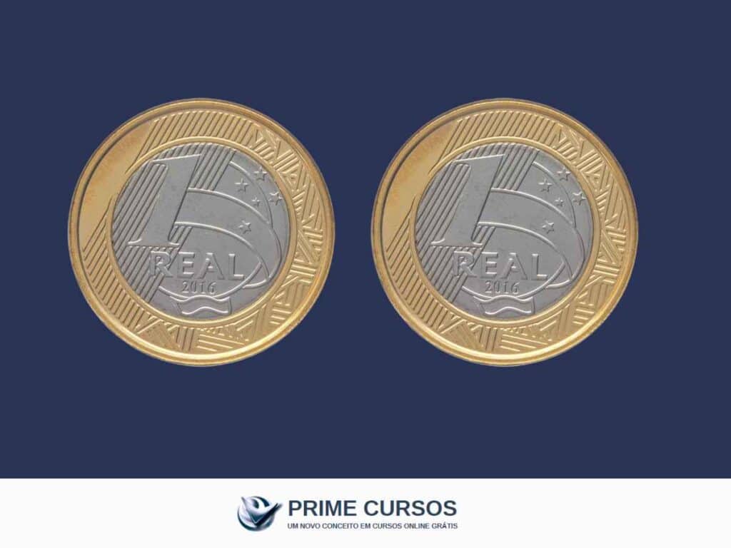Imagem de duas moedas de 1 real lado a lado, ambas apresentando a face do anverso com o número “1”, a palavra “REAL” e o ano de 2016. A repetição do mesmo lado sugere um exemplo de moeda bifacial fictícia, usada para fins ilustrativos.