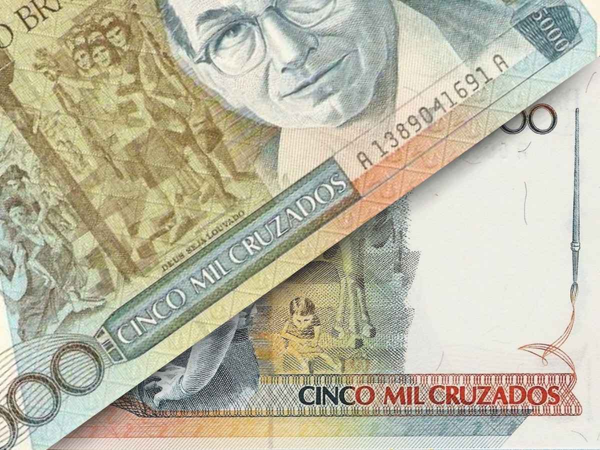 Imagem mostra uma cédula antiga de cinco mil cruzados parcialmente dobrada, com o rosto de Portinari e elementos artísticos ao fundo.