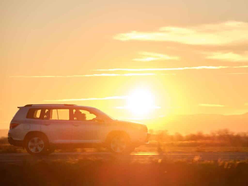 Carro blindado circulando em estrada durante o pôr do sol