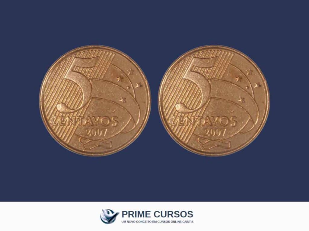 Duas moedas de 5 centavos exibidas lado a lado, representando um exemplo de moeda bifacial