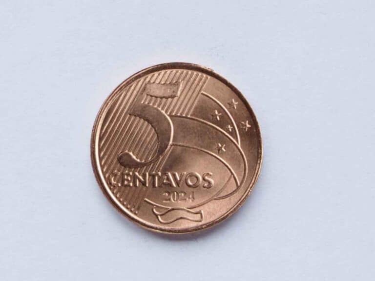 Imagem de uma moeda de 5 centavos do Brasil, ano 2024, vista de frente sobre um fundo claro.